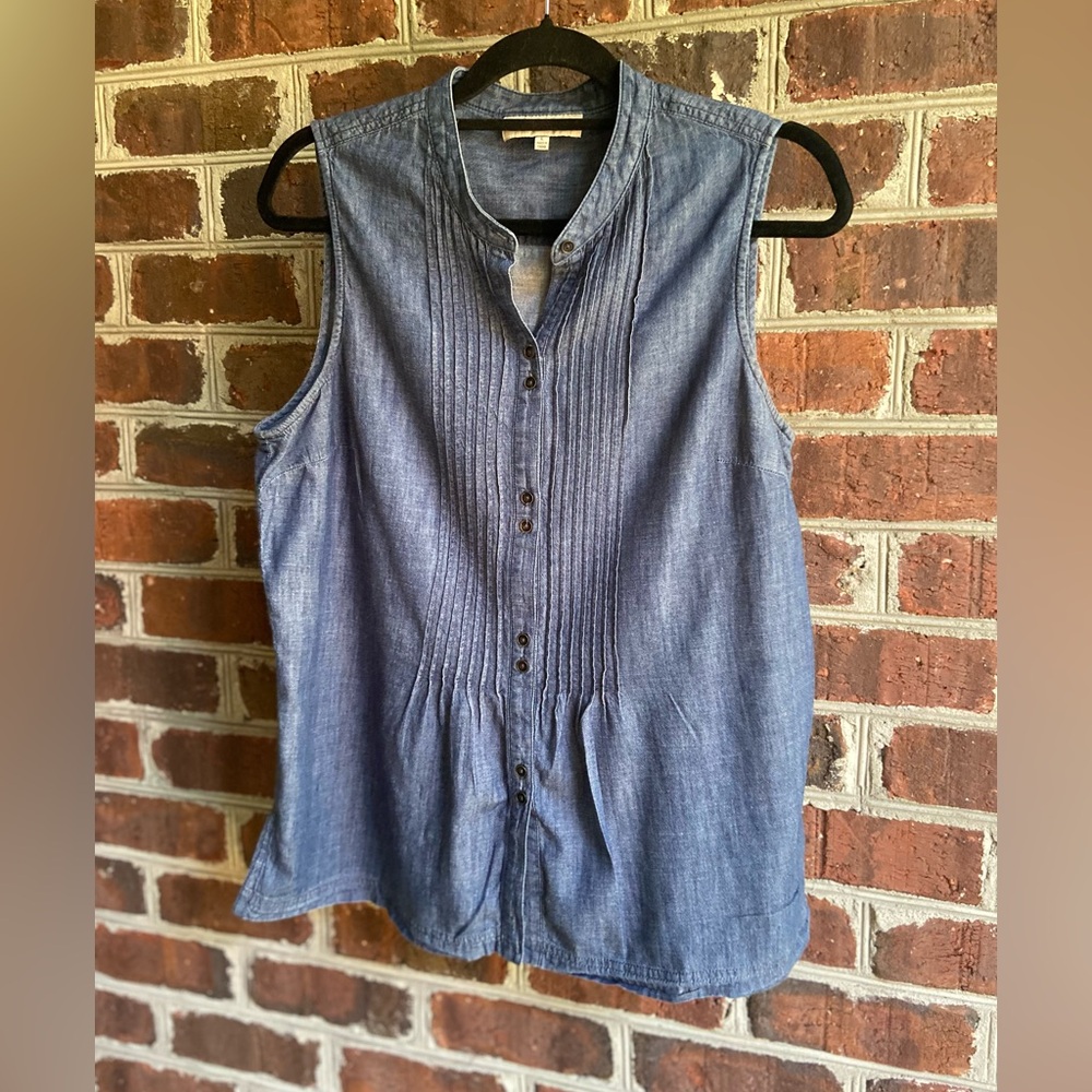 Jones New York, Ladies Demin Sleeevless Top with tuck pleats/buttons. Large